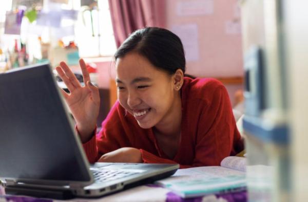 girl at computer in webinar